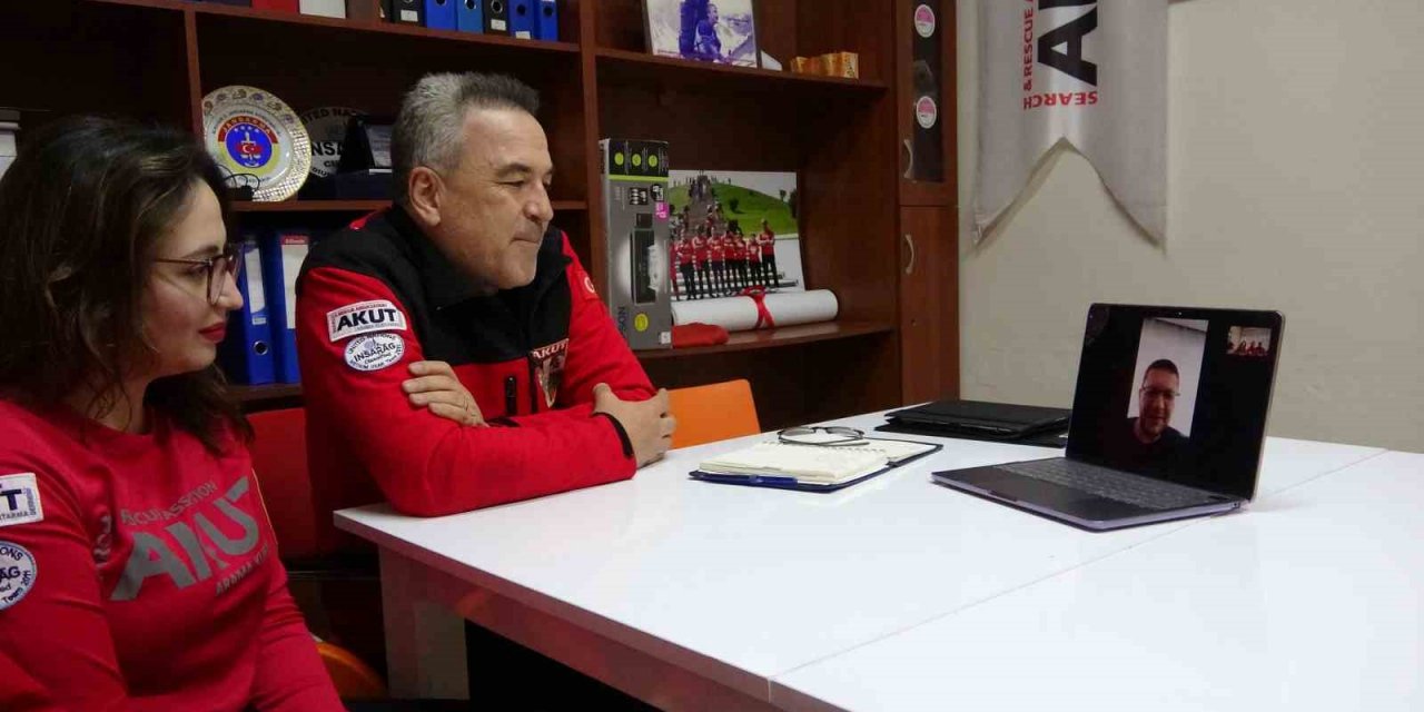 Giresun AKUT ekibi depremden 47 saat sonra enkazdan sağ çıkardıkları anne ve çocuğu ile görüştüler