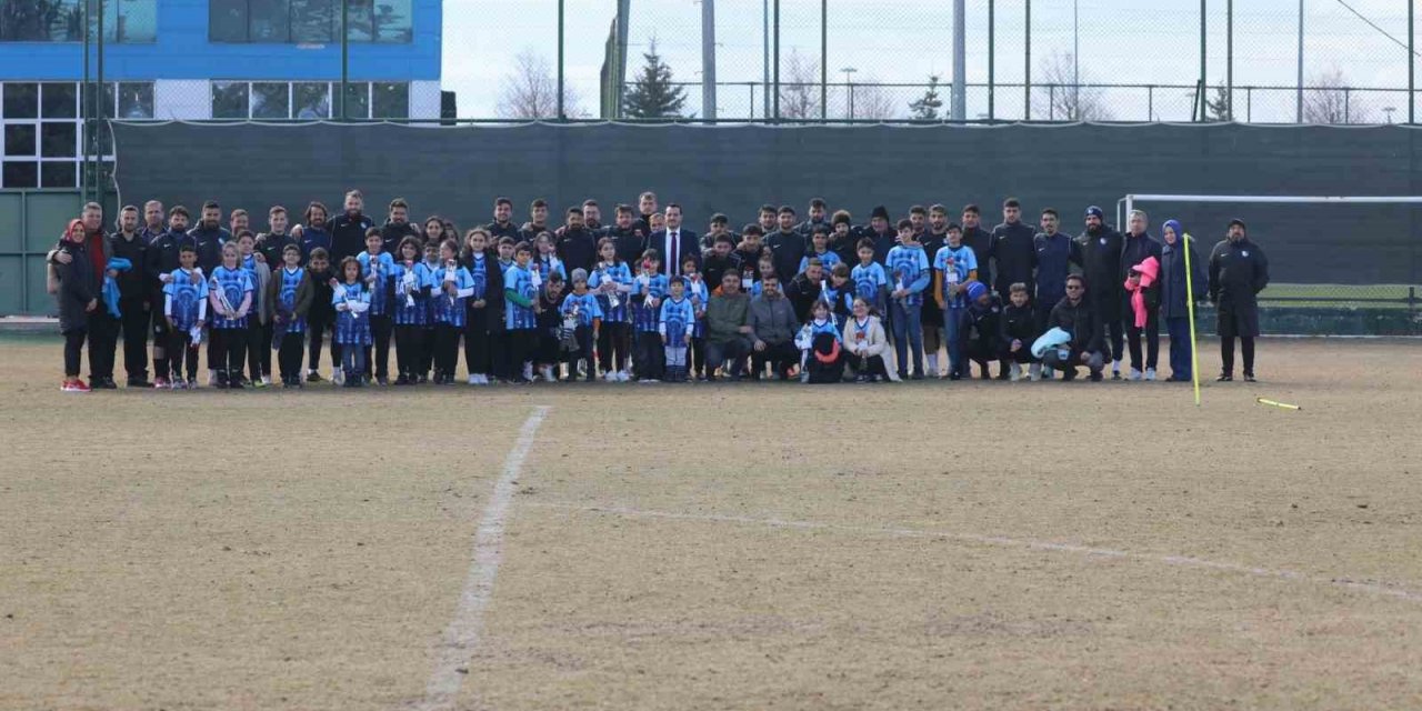 Erzurumspor depremzede öğrencileri ağırladı.