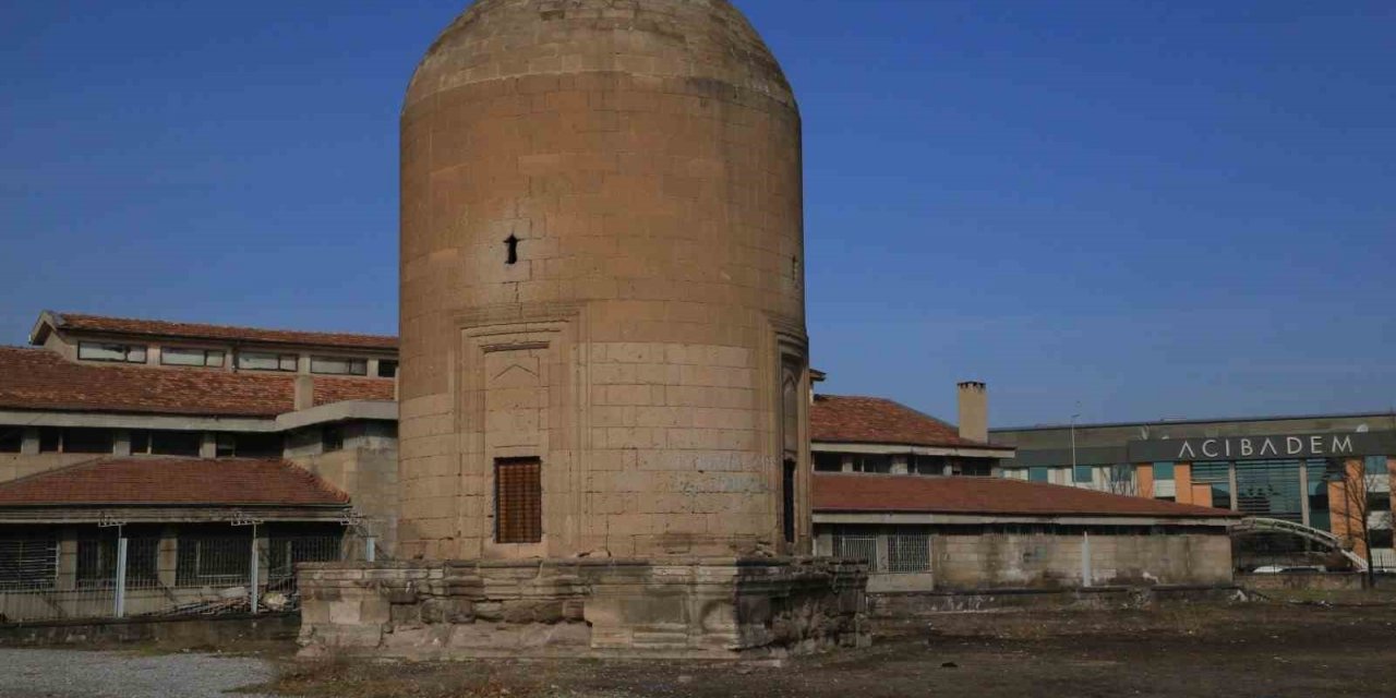 Melikgazi Belediyesi Sırçalı Kümbeti Restore edecek
