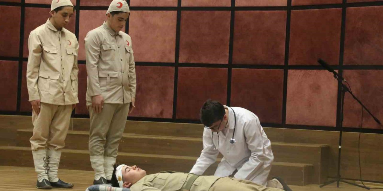 Öğrencilerden şehitler için oratoryo