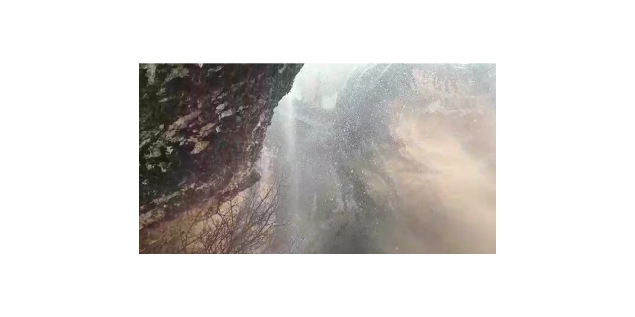 Bin 700 rakımda şiddetli yağış sonrası şelale oluştu