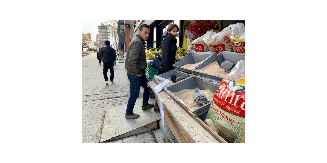 Market tezgâhını yağmalayan güvercinler