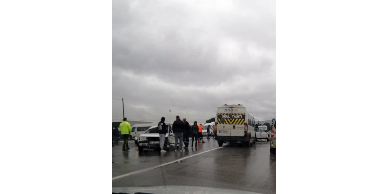 Yağış zincirleme kazayı beraberinde getirdi: 2 yaralı