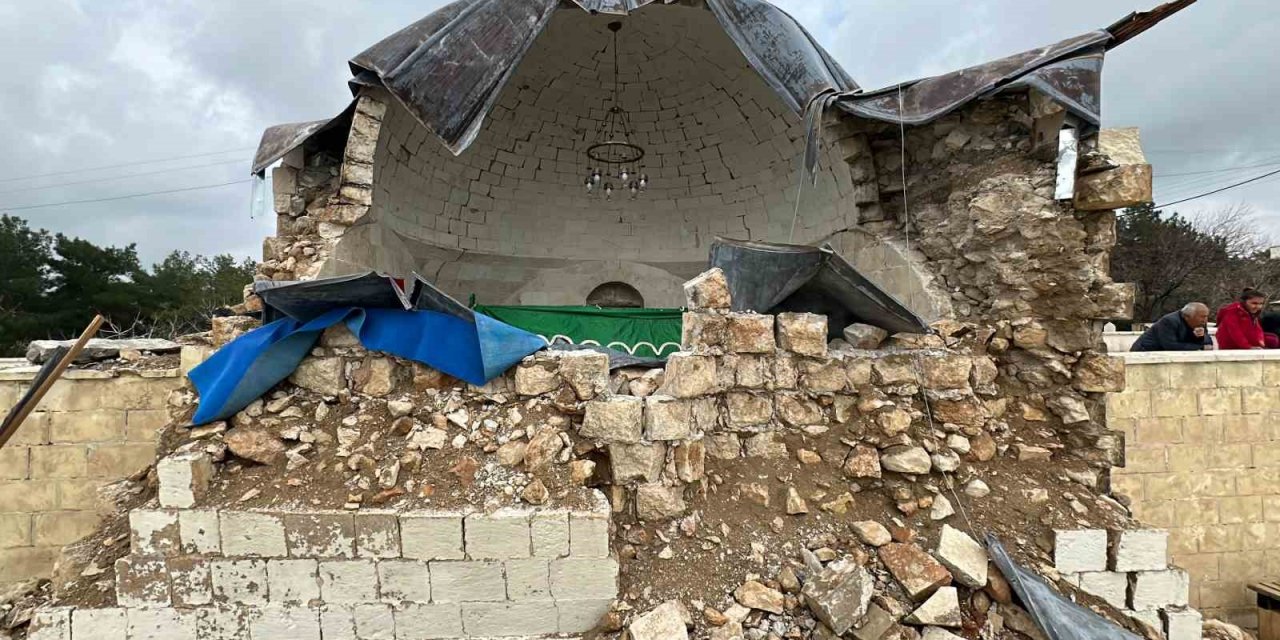 Türbe kısmen çöktü, vatandaşlar yenilenmesini istiyor