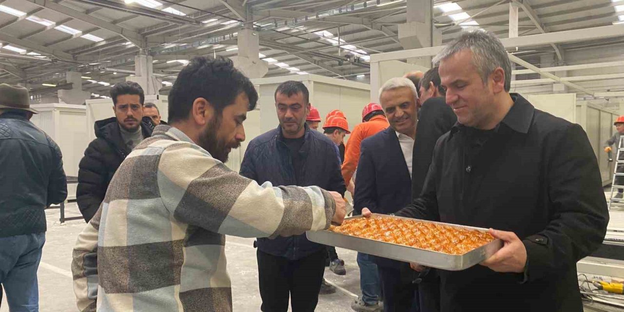 Gazetecilerden konteyner işçilerine moral ziyareti