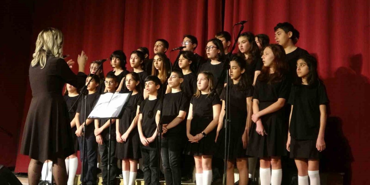 Ölüdeniz Ortaokulu öğrencileri ’Kınalı Kuzuları’ sahneledi