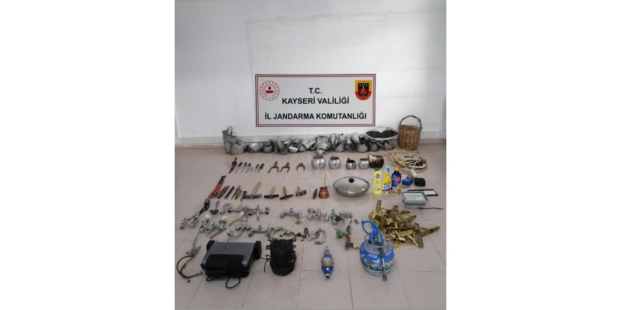 Evlerden Hırsızlık Yapan 4 Kişi Tutuklandı