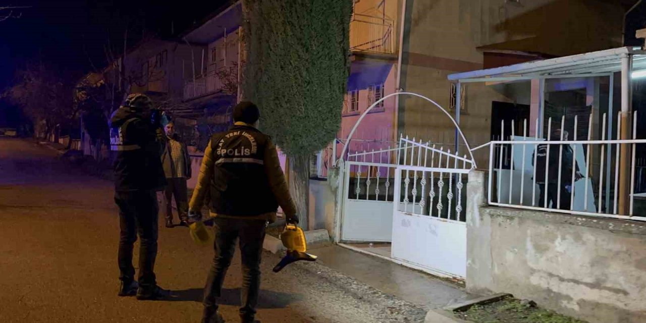 Evlerinin önünde silahlı saldırıya uğrayan 2 kardeş yaralandı