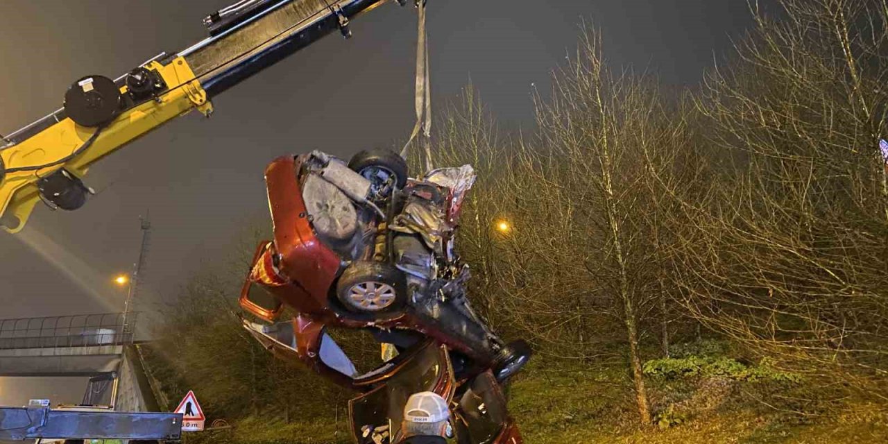TEM Otoyolu’nda kontrolden çıkan otomobil bariyerlere çarparak takla attı: 1’i ağır 3 yaralı