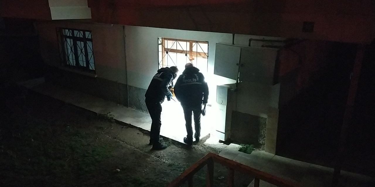 Ablasının evini pompalı tüfekle kurşunladı