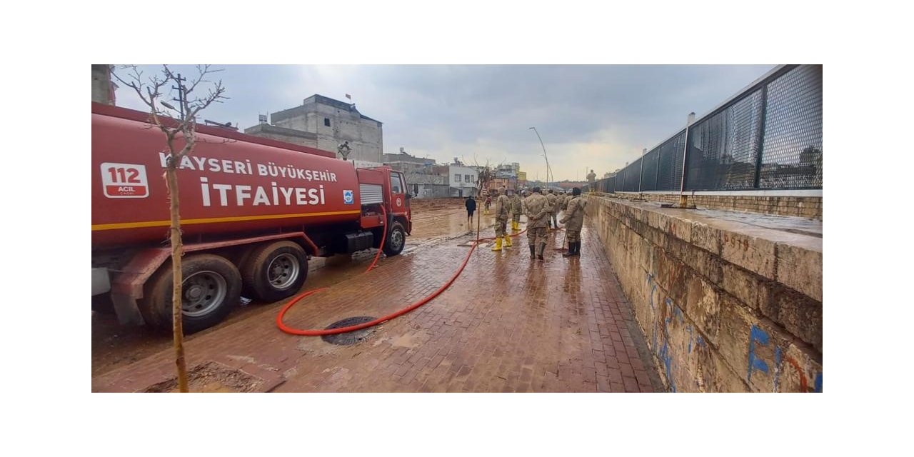Kayseri, Deprem Bölgesinin Yanı Sıra Sel Yaşanan Bölgelerin de Yardımına Koştu