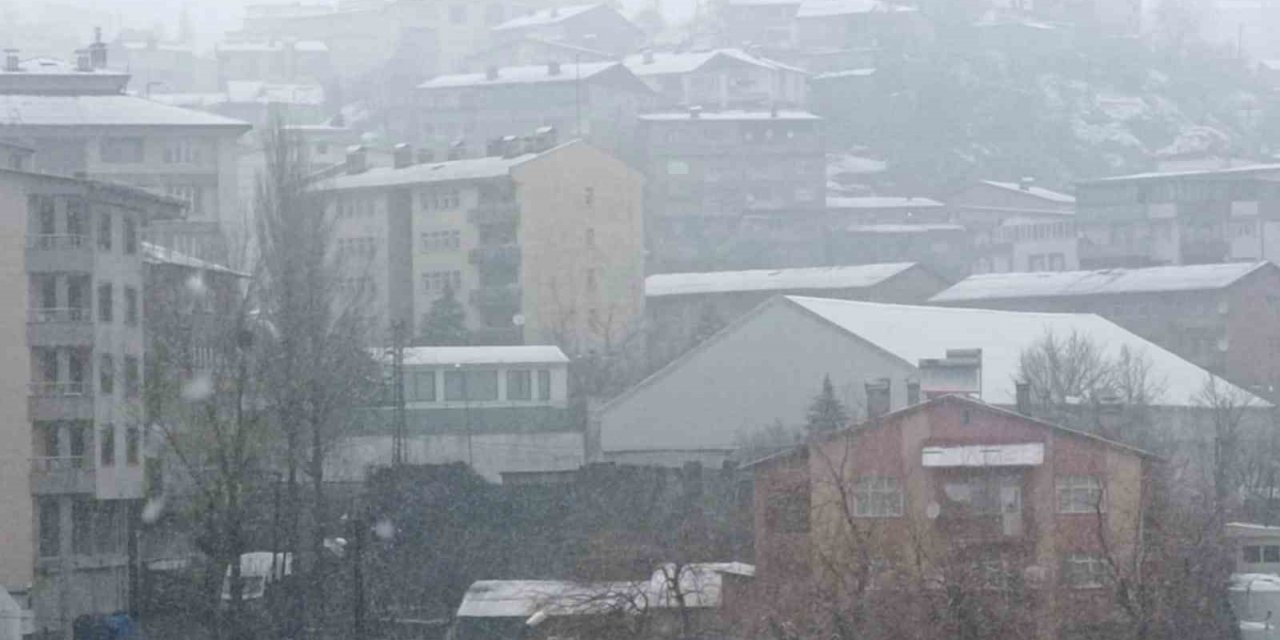 Hakkari’de karla karışık yağmur ve sis etkili oldu