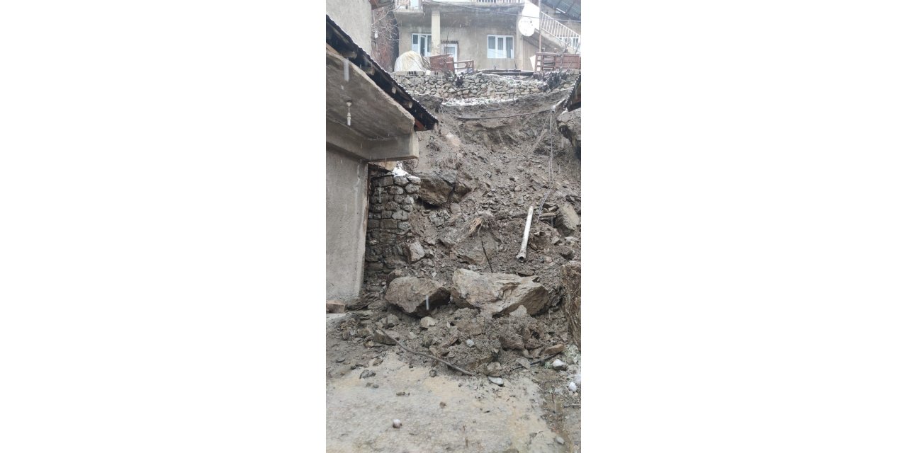 Hakkari’de toprak kayması