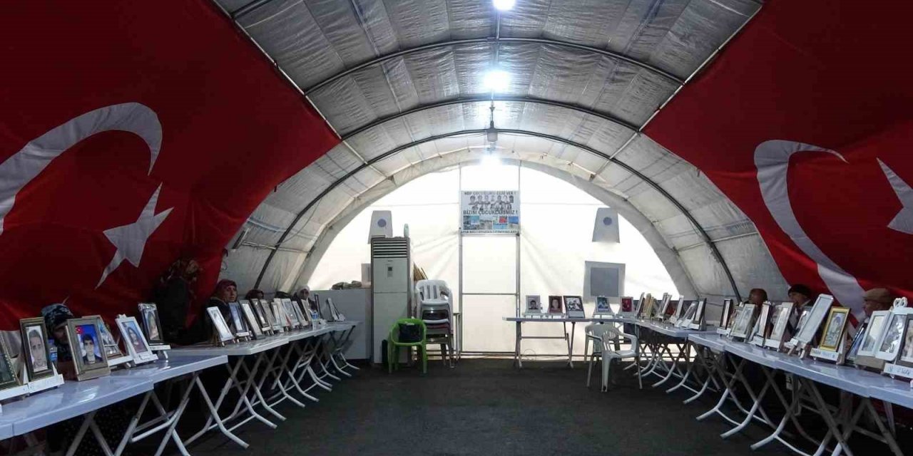 Evlat nöbetindeki anneden oğluna çağrı: “Oğlum, yeter ki sesini duyayım”