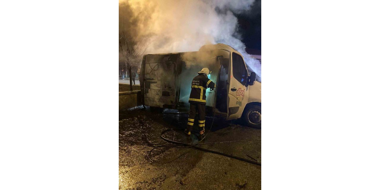 Kütahya’da park halindeki minibüs yandı