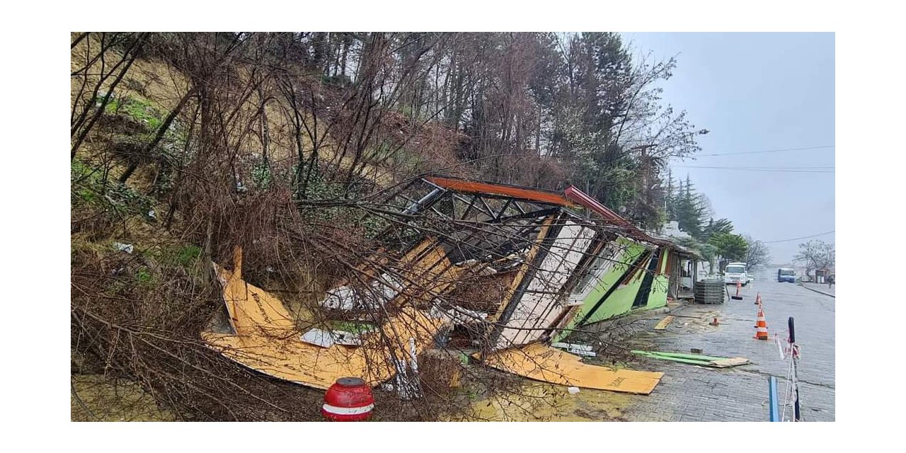 Belediye kulübesi heyelanda kullanılamaz hale geldi