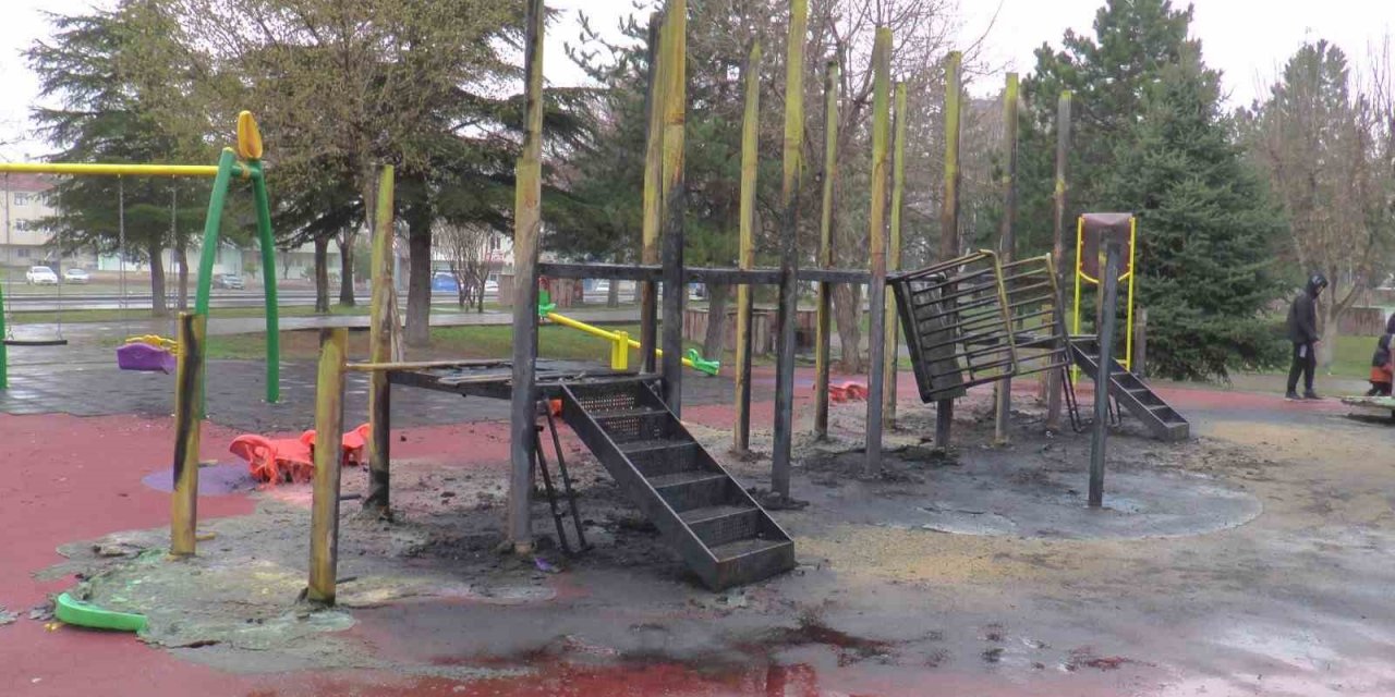 Park Yandı, Oyuncaklar Kül Oldu