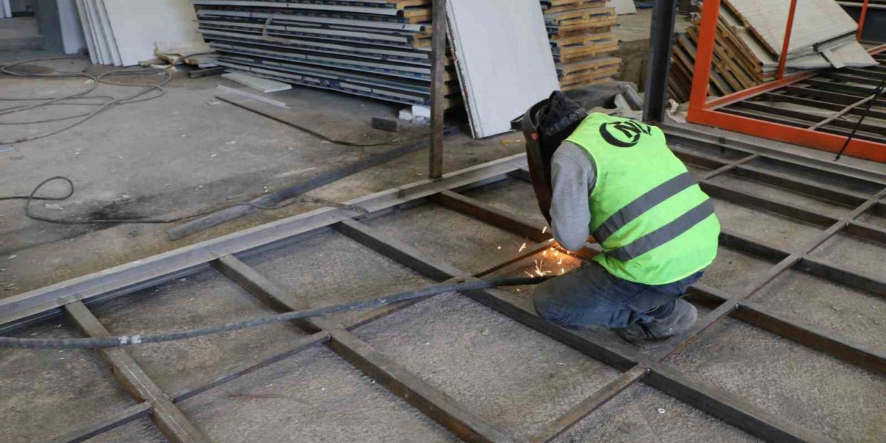 Deprem bölgesinde yağış sonrası konteyner üretimi hızlandı