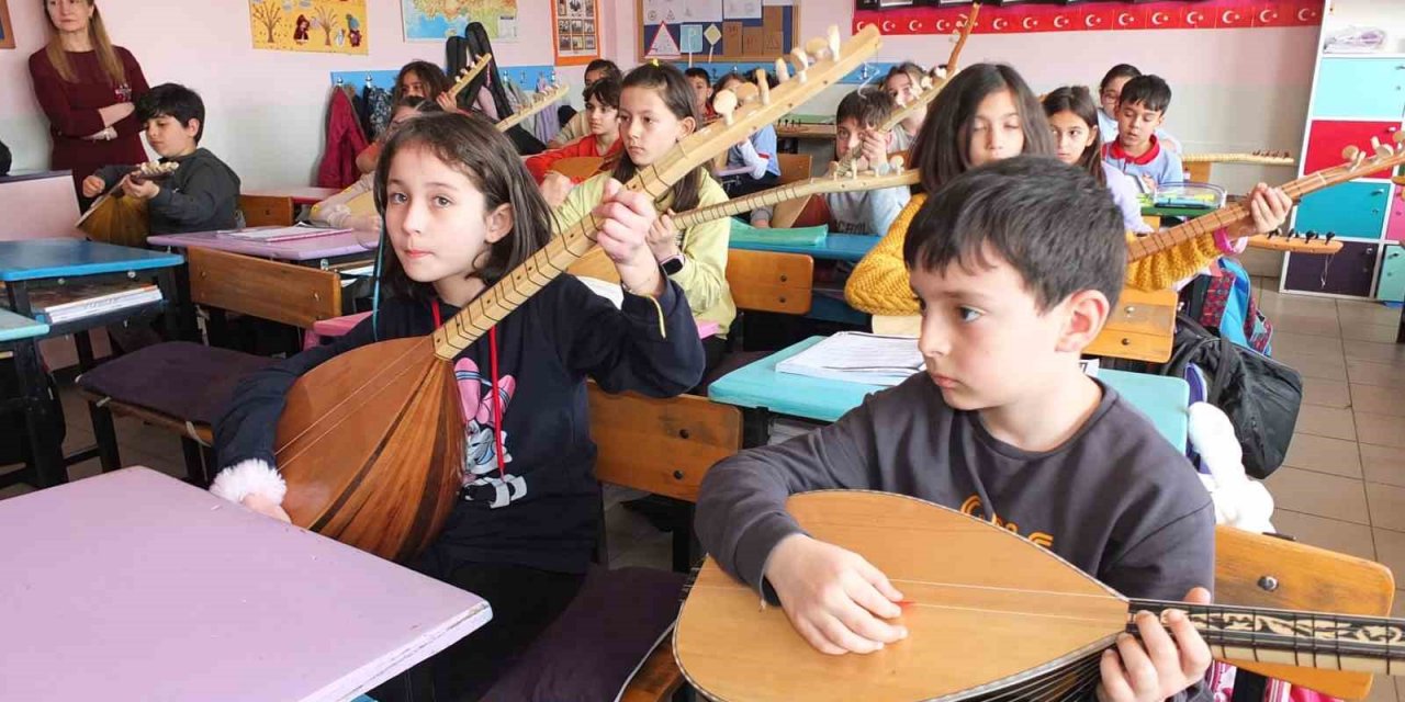 Balıkesir’de öğrenciler sınıfça bağlama öğreniyor