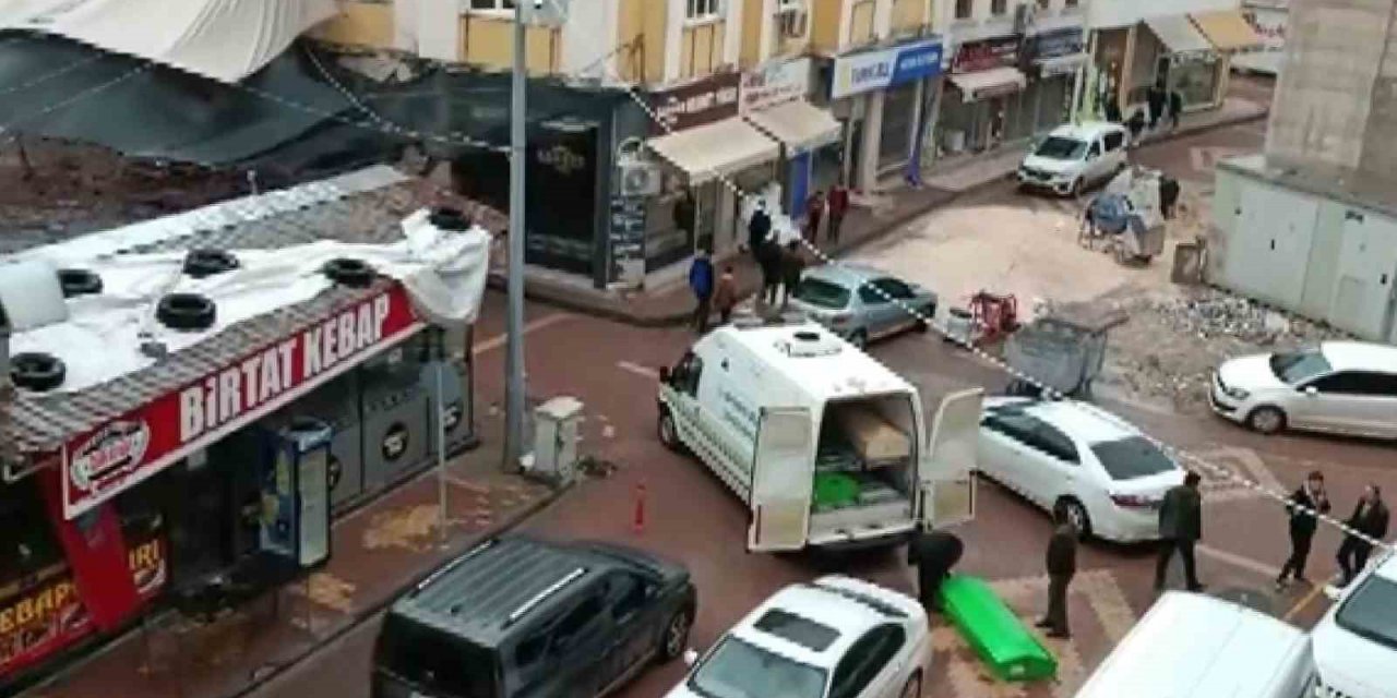 42 gün sonra enkazdan bir kişinin cansız bedeni çıkarıldı