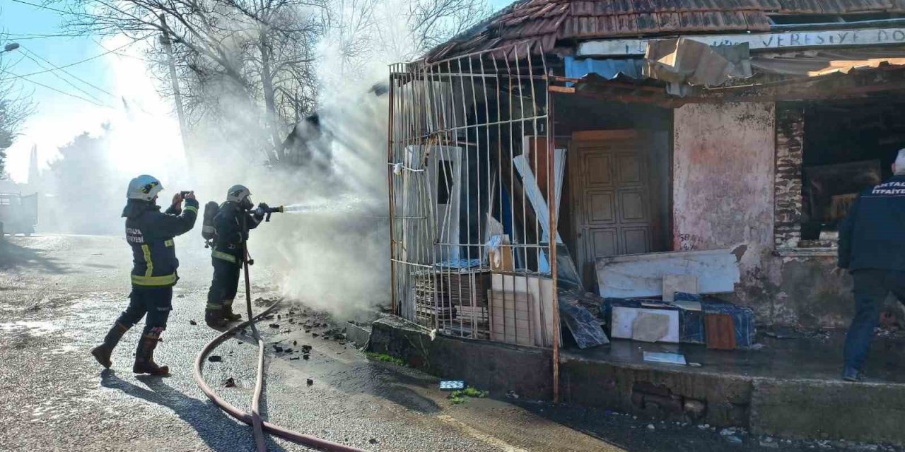 Müstakil evde çıkan yangın spot eşyaları küle çevirdi