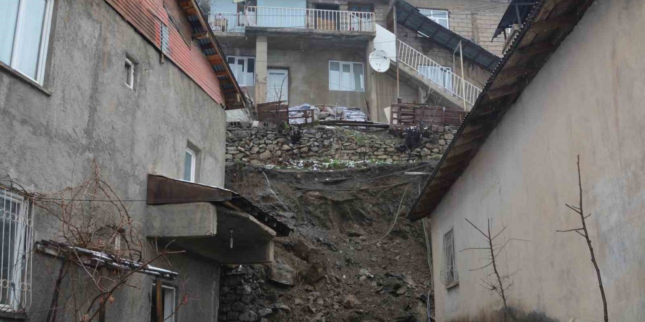 Hakkari’de heyelan nedeniyle 3 ev tahliye edildi