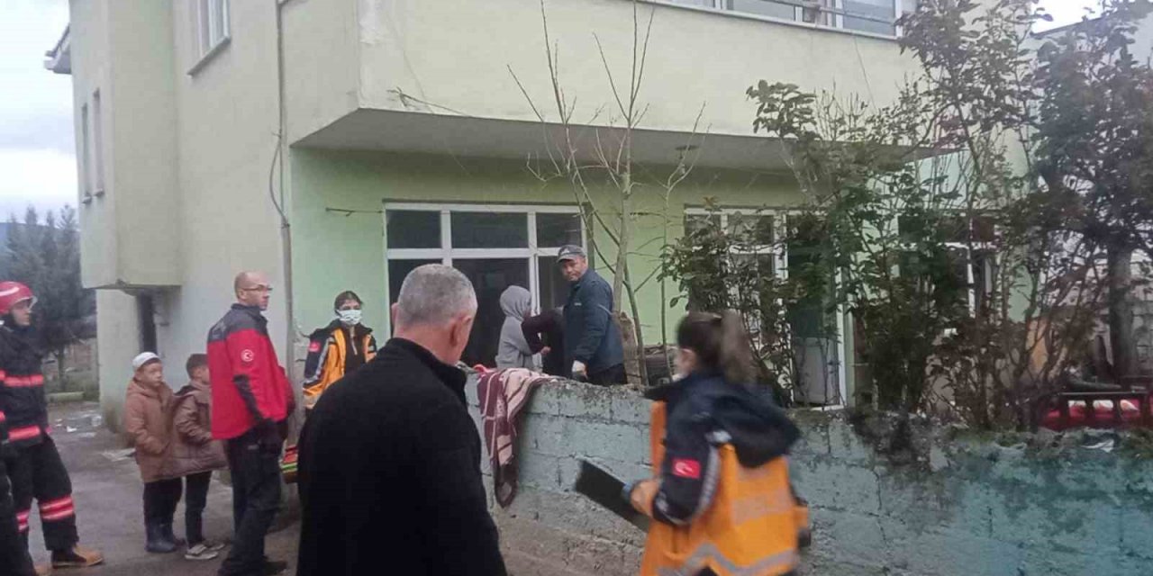 Sakarya’da çıkan yangında bir kişi dumandan etkilendi