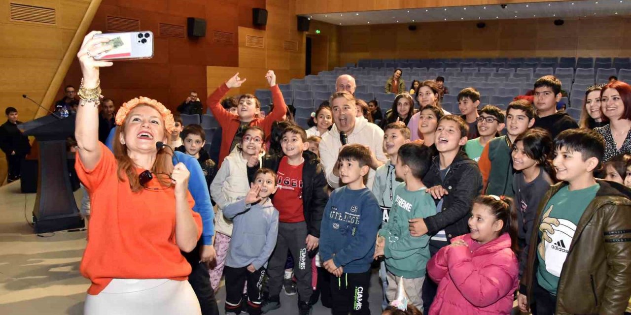 Ünlü yazar ve tiyatrocular depremzede çocukların yüzünü güldürdüler