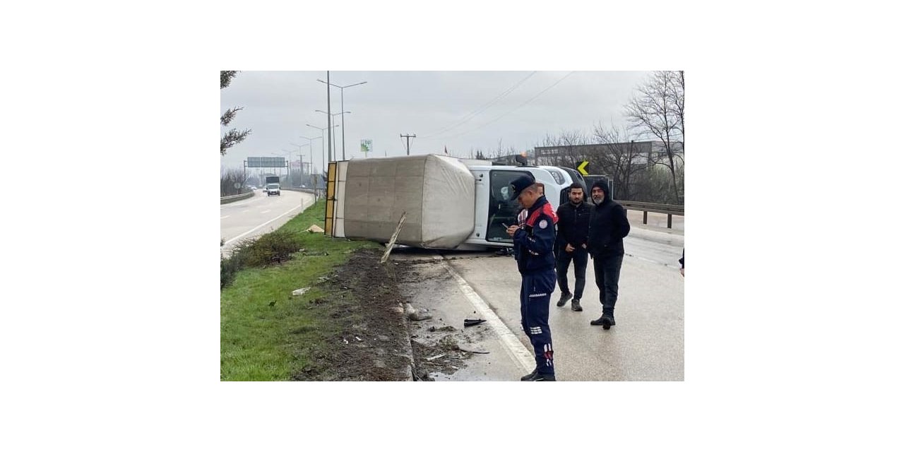 Bursa’da kontrolden çıkan kamyonet yan yattı: 1 yaralı