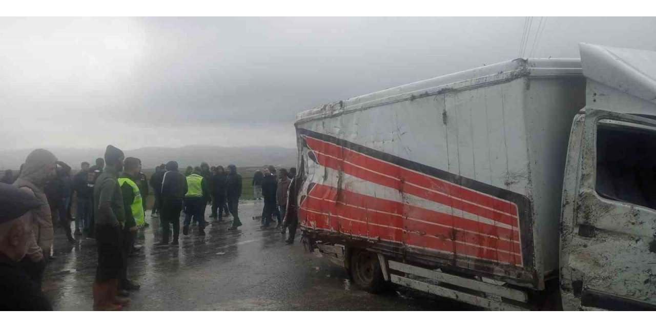 Tırla kamyonet çarpıştı: 1 Ölü