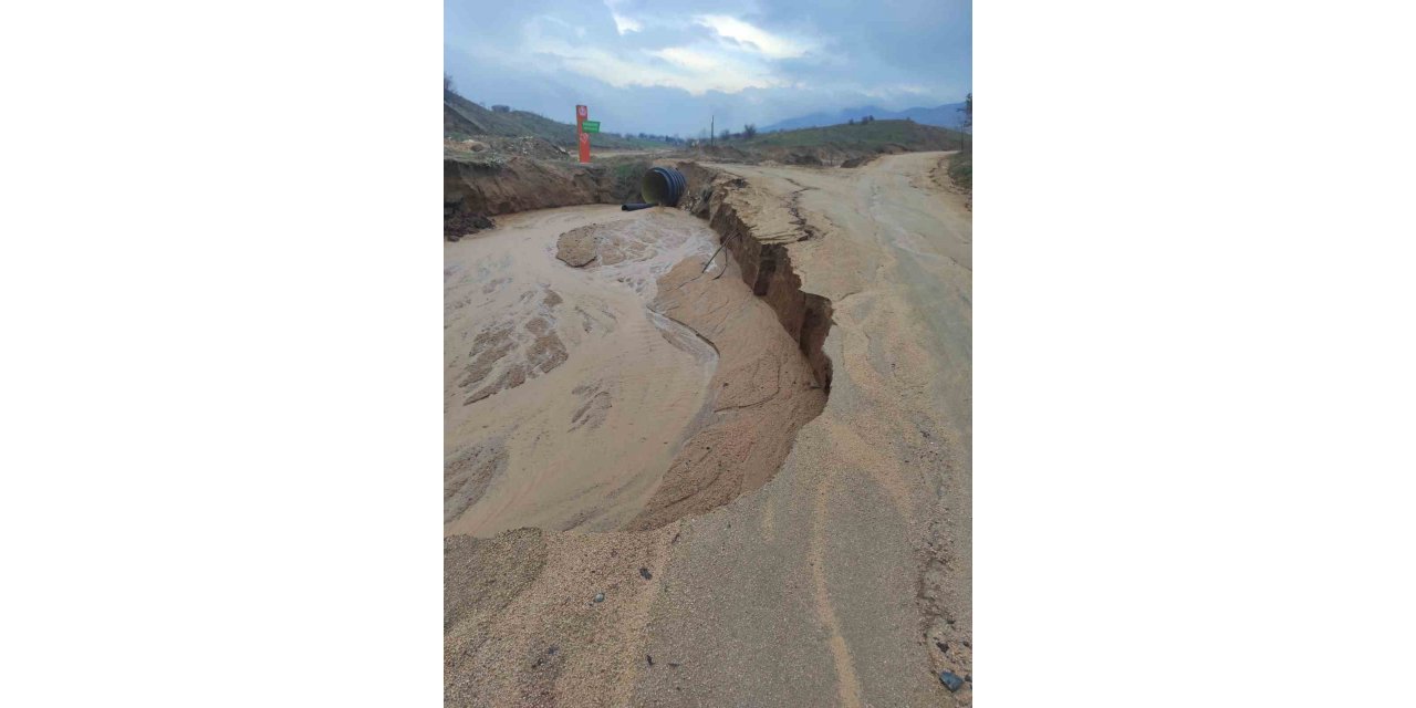 Elazığ’da çöken köy yolları ulaşıma kapandı