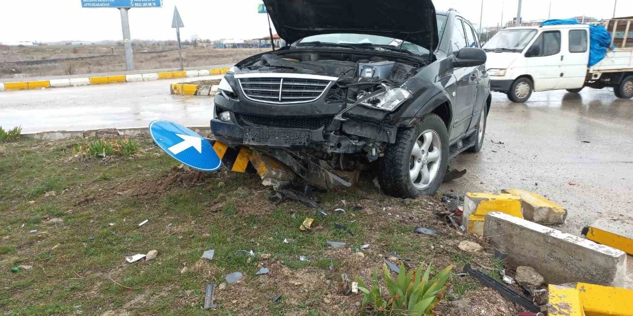 Kavşakta yaşanan kazada ikisi bebek 5 kişi yaralandı