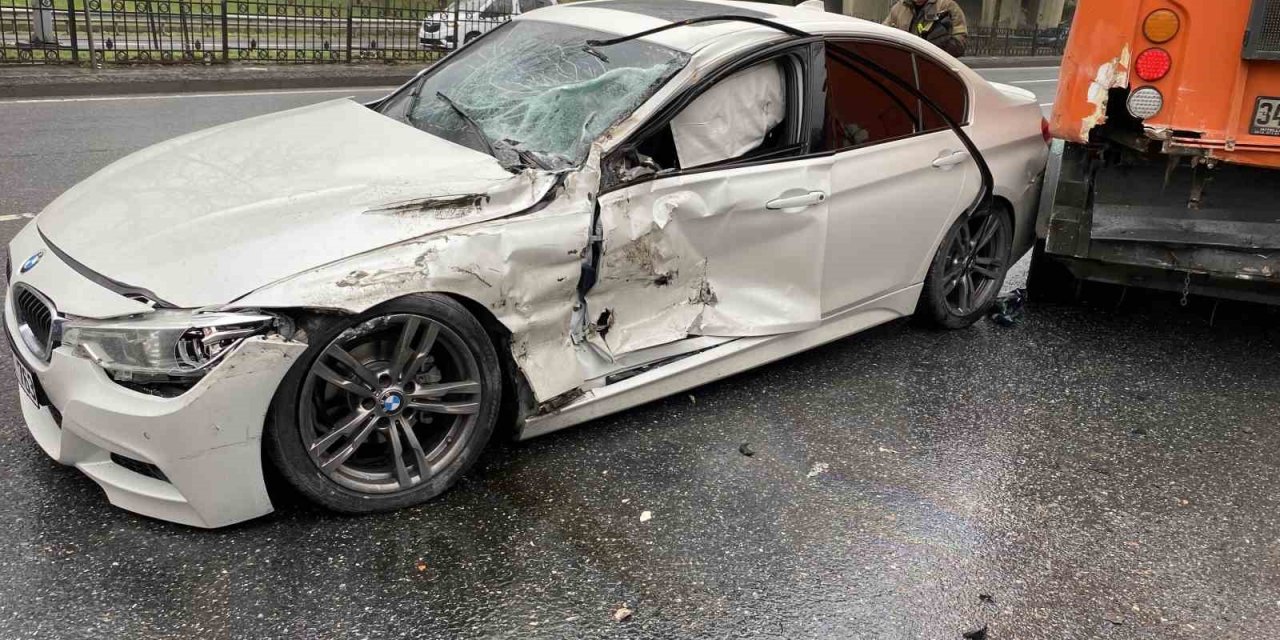 Virajı alamayan lüks araç yol temizleme aracına çarptı: 1 yaralı