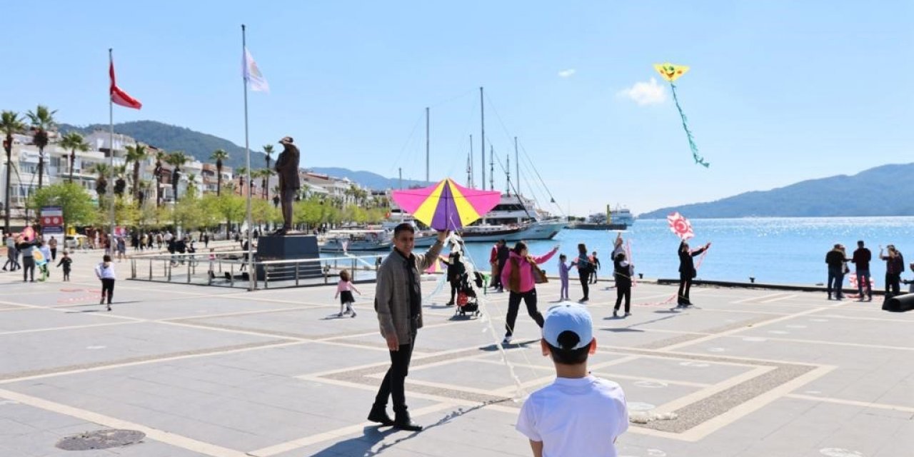 Marmaris’te gökyüzü rengarenk oldu