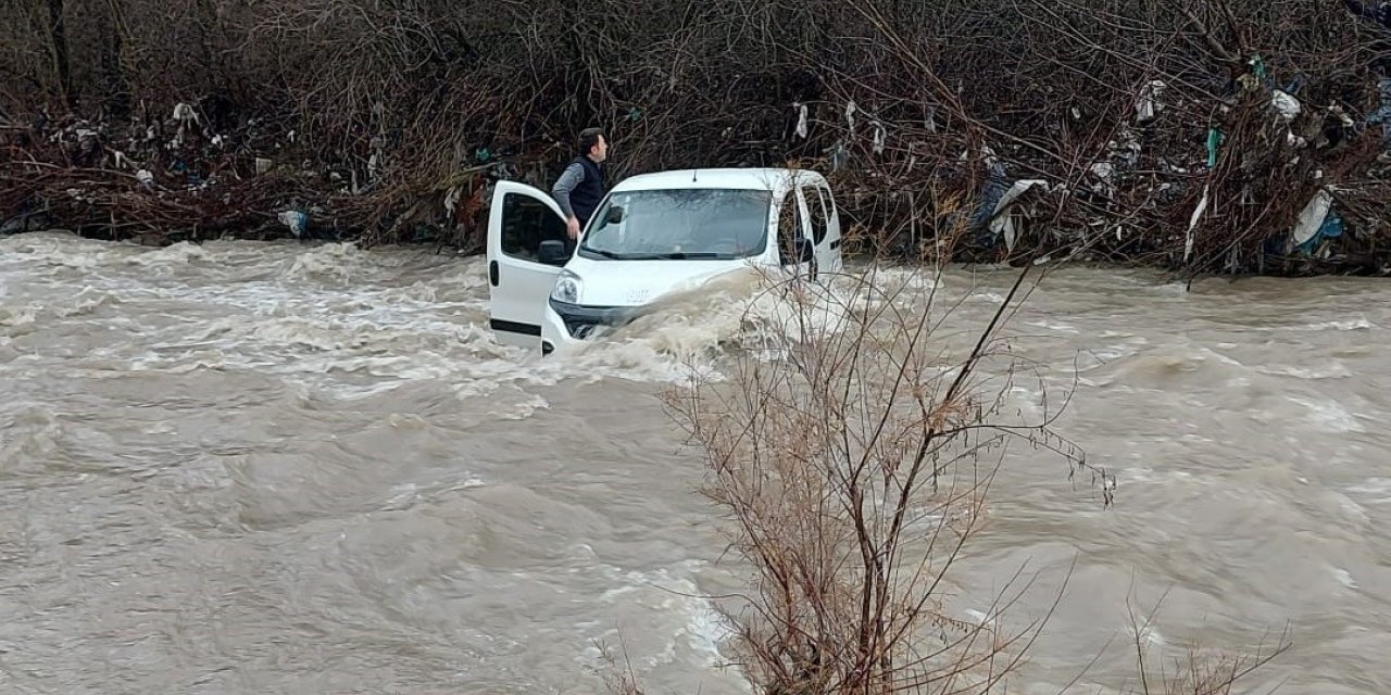 Araçları ile dereden geçmek isterken sele kapılan 3 kişi ölümden döndü
