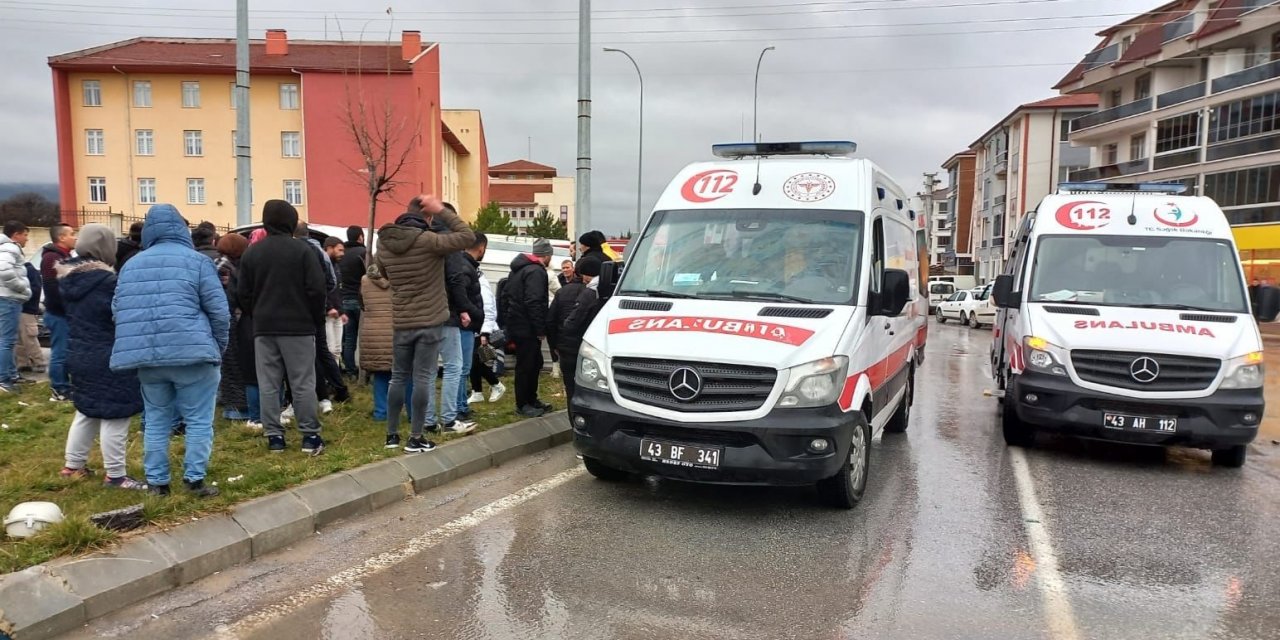 Kütahya’da işçi servisi ile münibüs çarpıştı: 7 yaralı
