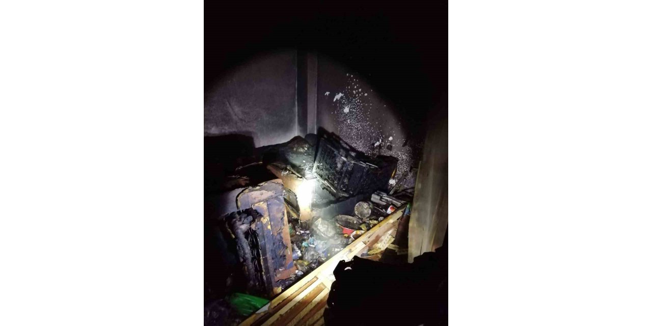 Çöp dolu evde çıkan yangın söndürüldü