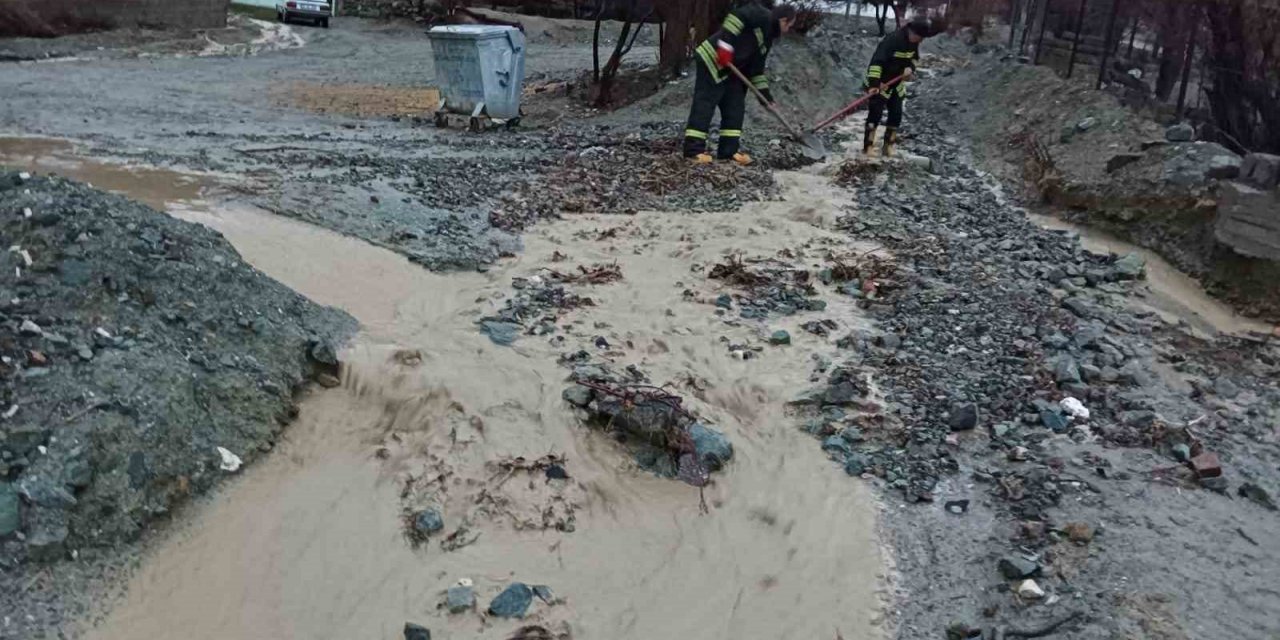 Erzincan’da sağanak sonrası su taşkını oluştu