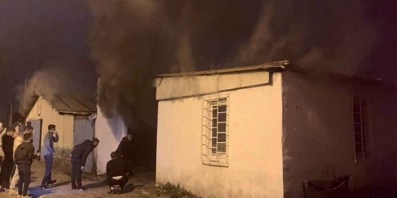 Hurdalık alanda çıkan yangın hortum deposuna sıçradı, 2 araç kullanılamaz hale geldi