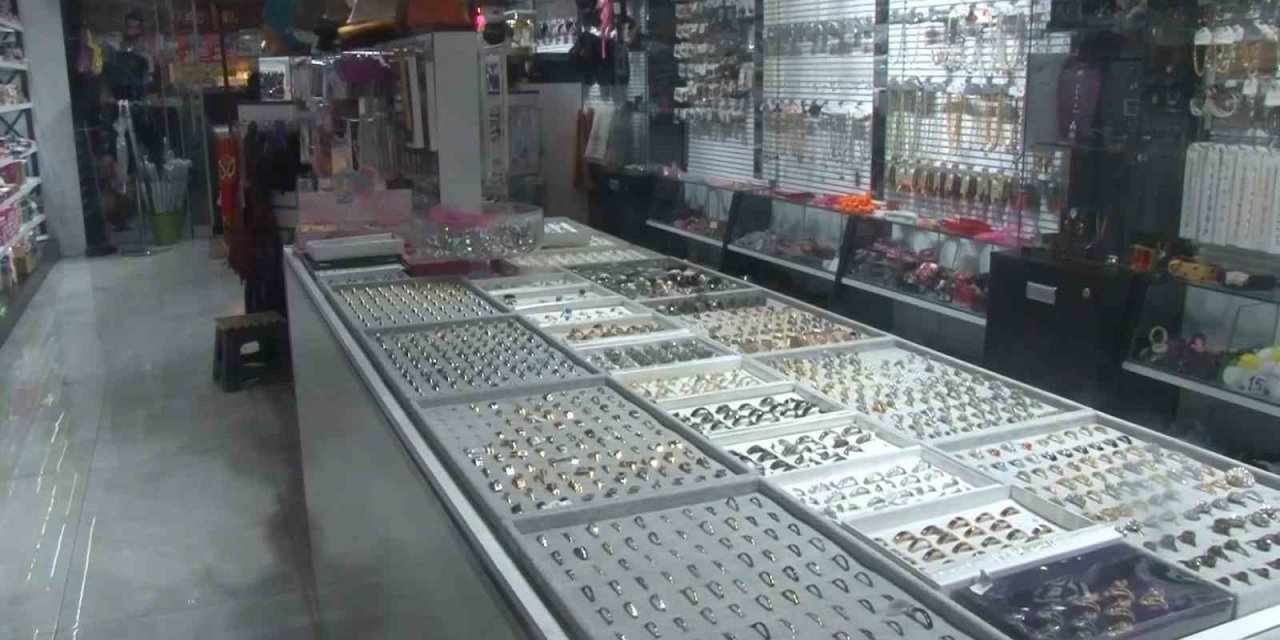 Bijuteri dükkanında ilginç hırsızlık, yüzükleri ağzına koyarak çaldı