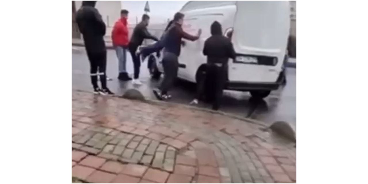 Kaza yapan aracı düzeltirken altında kalmaktan son anda kurtuldu