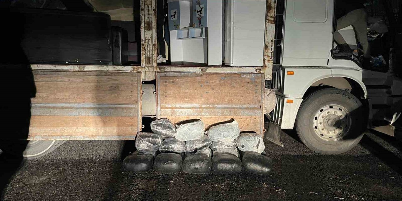 Nakliye yapılan kamyonun içindeki buzdolabından 81 kilo skunk ele geçirildi: 4 kişi tutuklandı