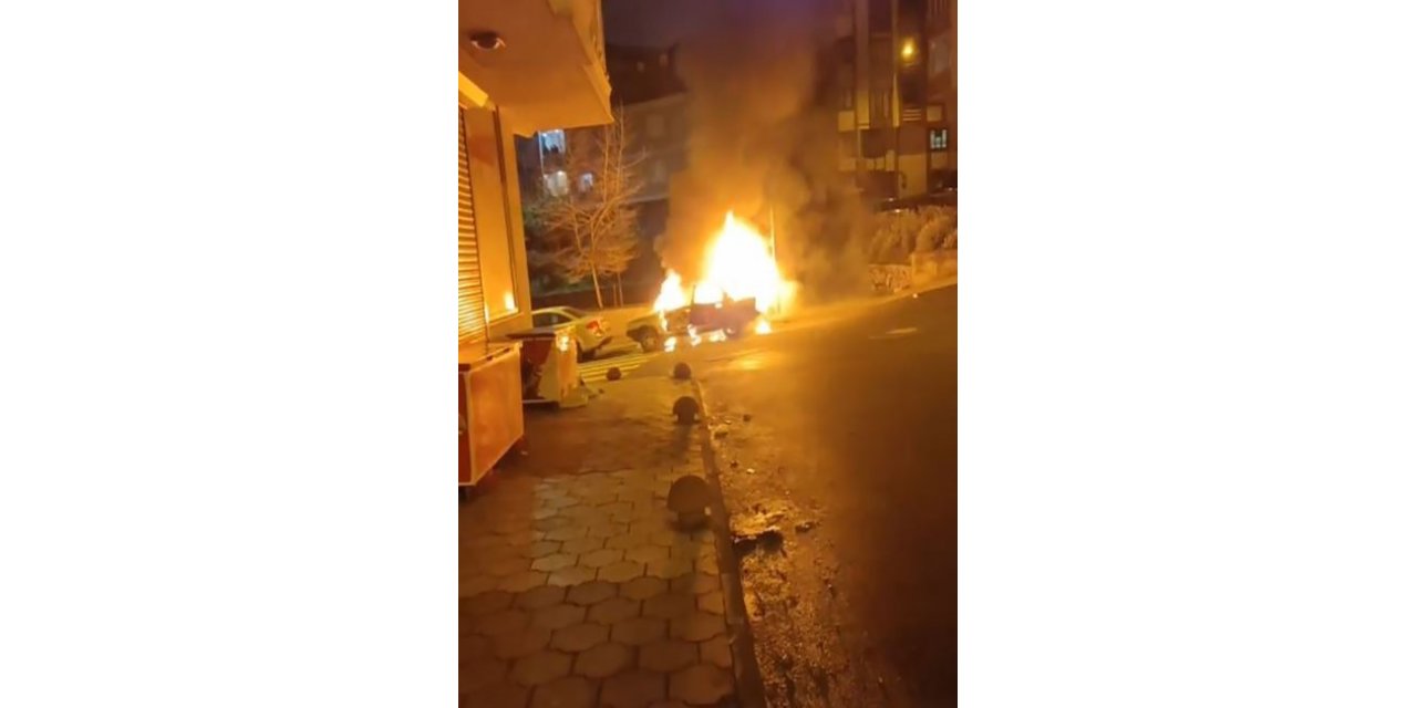 Arnavutköy’de park halindeki otomobil alev topuna döndü