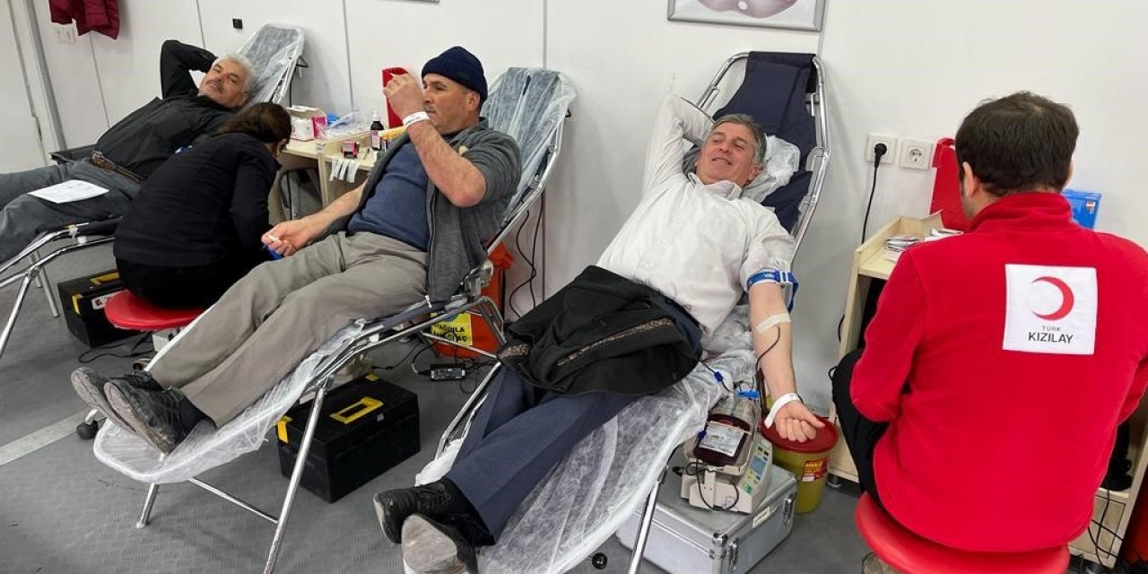 Kan bağışçıları madalya ile ödüllendirildi