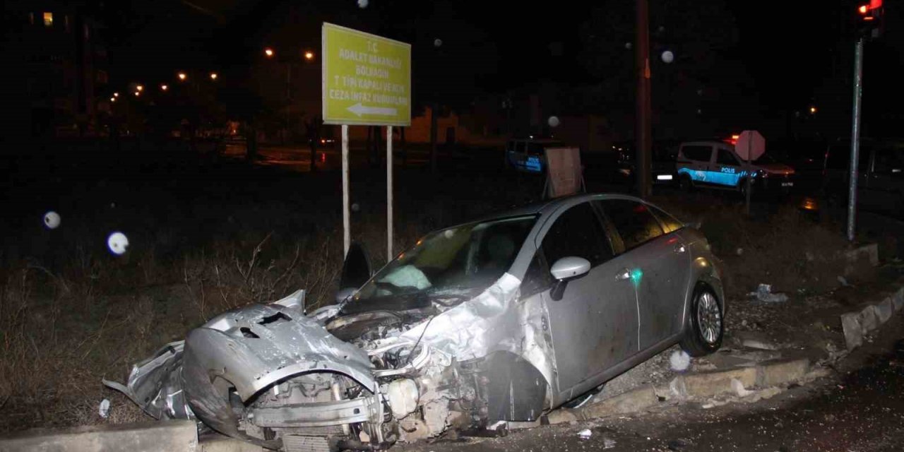 Tırla çarpışıp hurdaya dönen otomobilde 2 kişi yaralandı