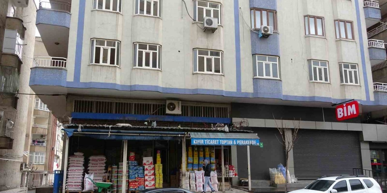 Diyarbakır’da esnaf ağır ve orta hasarlı binaların altında kepenk açtı
