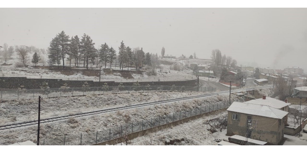 Aşkale güne kar ile uyandı