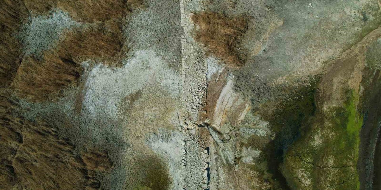 Suların çekildiği Terkos Gölü’nde ortaya çıkan tarihi yol havadan görüntülendi