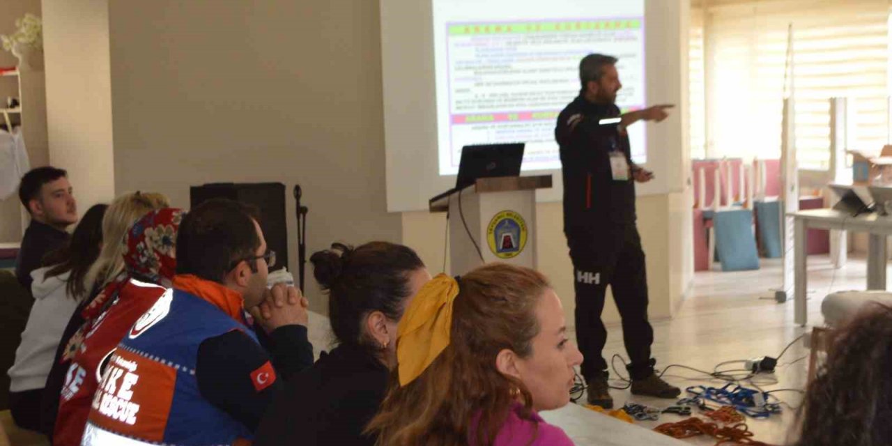 UMKE ve öğretmenlere ’Doğada hayatta kalma’ eğitimi