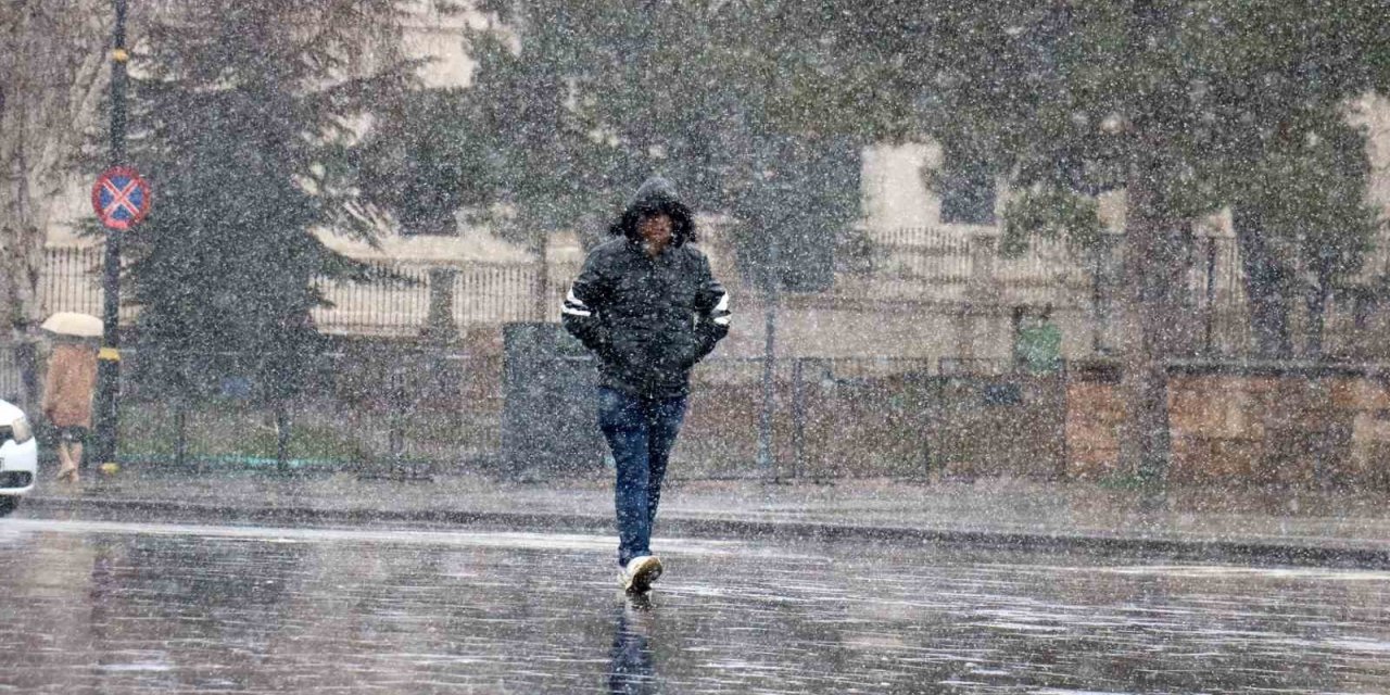 Kışta hasret bırakan kar, Mart ayında Sivaslılara sürpriz yaptı